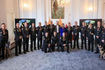 Reconocen a bomberos por misión de rescate en Venezuela