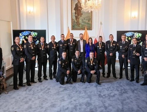 Reconocen a bomberos por misión de rescate en Venezuela