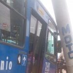 Grave accidente en Santa Cecilia: bus del SITP Masivo Capital derribó un poste y afectó el servicio eléctrico