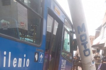 Grave accidente en Santa Cecilia: bus del SITP Masivo Capital derribó un poste y afectó el servicio eléctrico