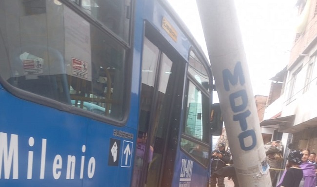 Grave accidente en Santa Cecilia: bus del SITP Masivo Capital derribó un poste y afectó el servicio eléctrico