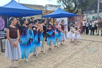 Más de 50 emprendedores participan en jornada cultural y artesanal en la Plaza Fundacional de Suba