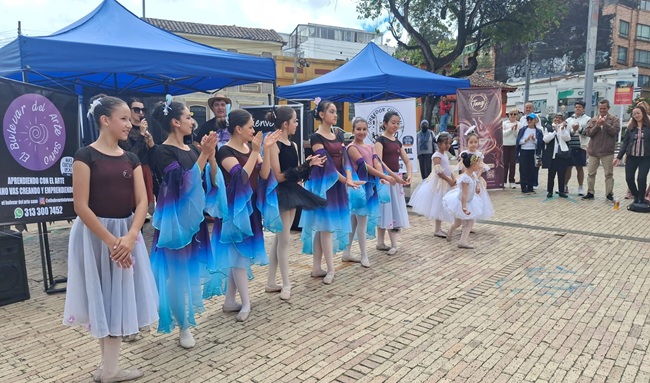 Más de 50 emprendedores participan en jornada cultural y artesanal en la Plaza Fundacional de Suba