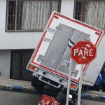 Camión de alimentos se estrelló contra una vivienda en Suba