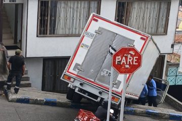 Camión de alimentos se estrelló contra una vivienda en Suba