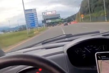 Spark azul evade peaje y se declara en desobediencia civil