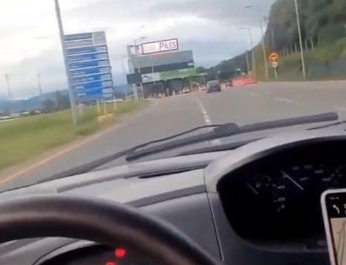 Spark azul evade peaje y se declara en desobediencia civil
