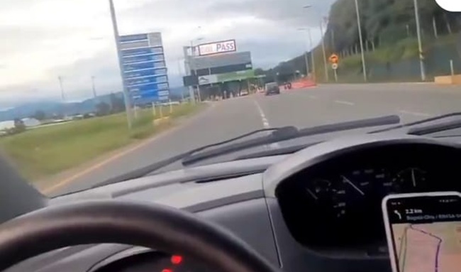 Spark azul evade peaje y se declara en desobediencia civil