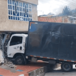Camión chocó contra una vivienda en San Cristóbal; autoridades atienden la emergencia