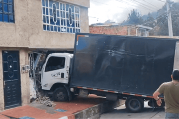 Camión chocó contra una vivienda en San Cristóbal; autoridades atienden la emergencia