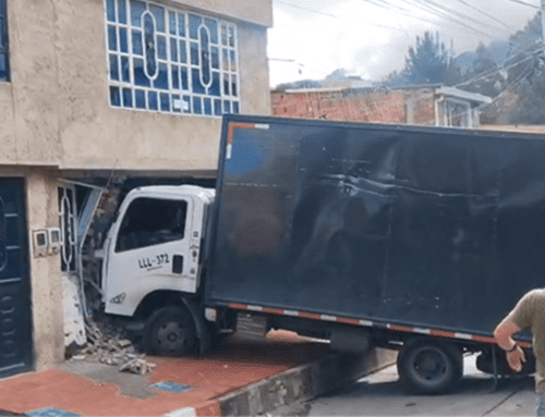 Camión chocó contra una vivienda en San Cristóbal; autoridades atienden la emergencia