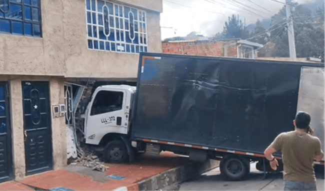 Camión chocó contra una vivienda en San Cristóbal; autoridades atienden la emergencia