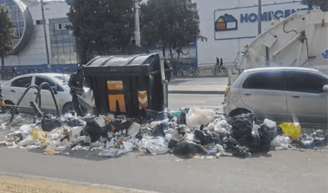Basuras acumuladas generan preocupación en la entrada del barrio Turingia, en Suba
