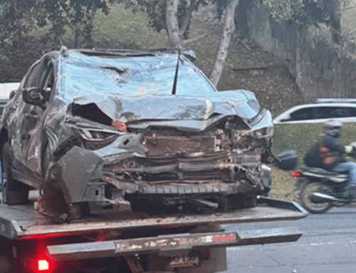 Carro se estrelló contra un conjunto residencial en Usaquén; dos adultos mayores resultaron lesionados