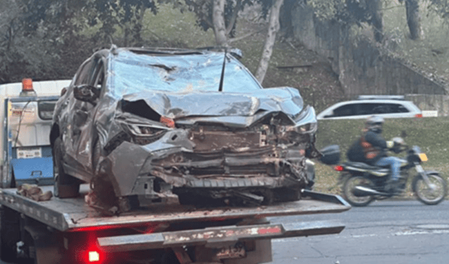 Carro se estrelló contra un conjunto residencial en Usaquén; dos adultos mayores resultaron lesionados