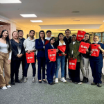 254 habitantes de Suba recibieron becas para estudiar inglés con enfoque turístico