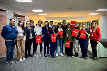 254 habitantes de Suba recibieron becas para estudiar inglés con enfoque turístico