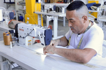 Cundinamarca fortalece reinserción social con nueva unidad productiva de confección en Girardot