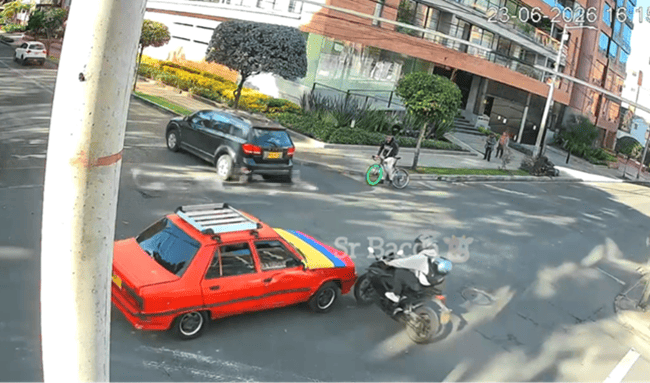 Motociclista resulta herido tras fuerte accidente en la carrera 17A con calle 102, en Usaquén