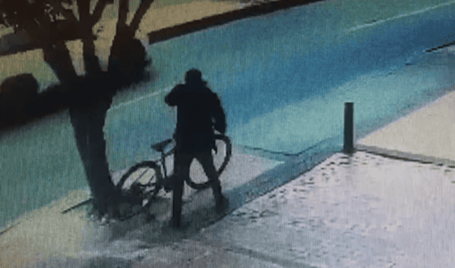 Se robó un “caballito de acero” en Galerías a plena luz del día
