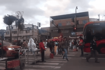 Manifestación mantiene bloqueada la Autopista Sur a la altura del Frigorífico