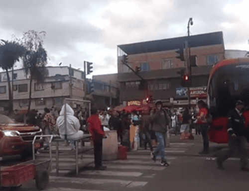 Manifestación mantiene bloqueada la Autopista Sur a la altura del Frigorífico