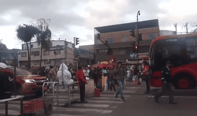 Manifestación mantiene bloqueada la Autopista Sur a la altura del Frigorífico