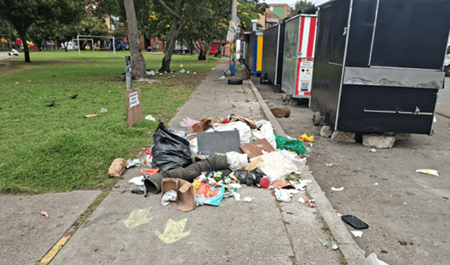 Basuras se toman los alrededores del Colegio Distrital Compartir y generan preocupación entre los vecinos