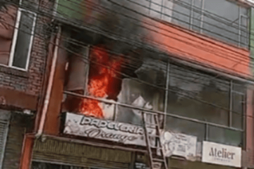 Voraz incendio consumió una tienda de disfraces en Aures II, Suba