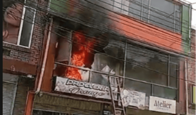 Voraz incendio consumió una tienda de disfraces en Aures II, Suba
