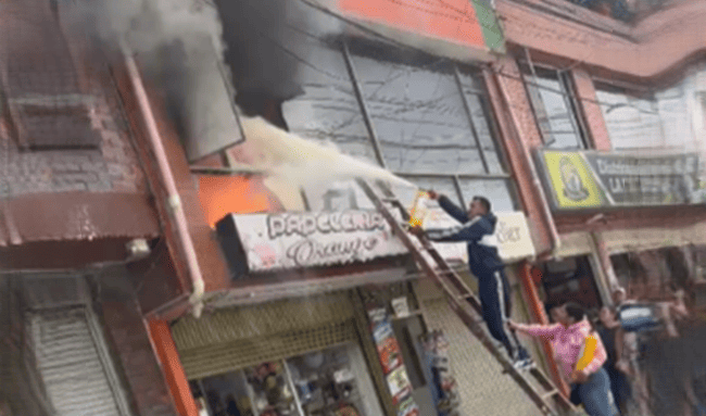 Voraz incendio consumió una tienda de disfraces en Aures II, Suba