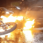Comunidad captura a presunto ladrón en Suba tras el robo a una mujer; su motocicleta fue incendiada