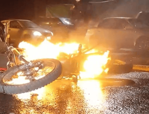 Comunidad captura a presunto ladrón en Suba tras el robo a una mujer; su motocicleta fue incendiada