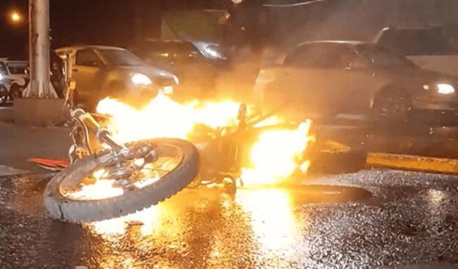 Comunidad captura a presunto ladrón en Suba tras el robo a una mujer; su motocicleta fue incendiada