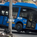 Buses gigantes en calles estrechas: el video que divide opiniones en Bogotá