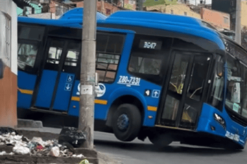 Buses gigantes en calles estrechas: el video que divide opiniones en Bogotá
