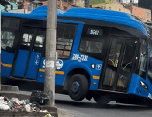 Buses gigantes en calles estrechas: el video que divide opiniones en Bogotá