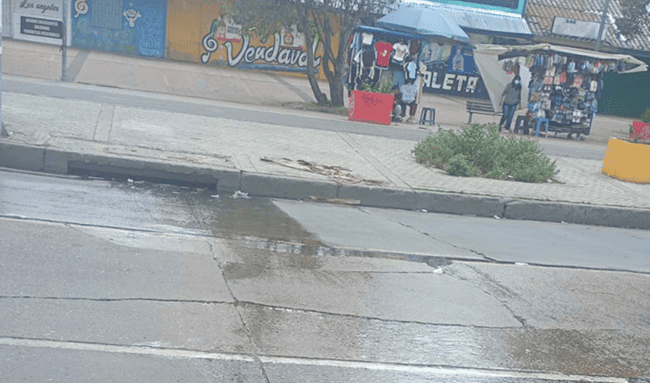 Aguas negras y malos olores afectan a comerciantes y residentes de La Gaitana, en Suba