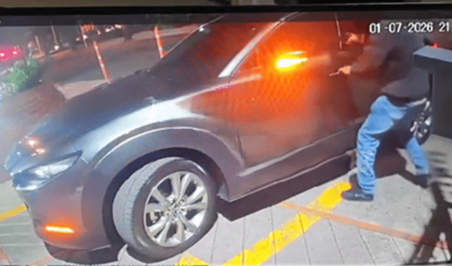 Delincuentes armados roban camioneta a una mujer cuando ingresaba a un conjunto residencial en Mazurén