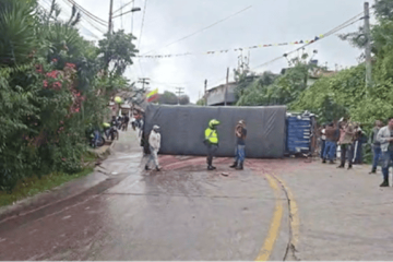 Accidente de camión obliga al cierre de la vía Bogotá-La Calera
