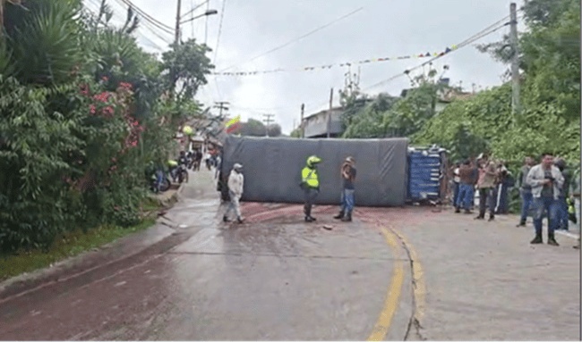 Accidente de camión obliga al cierre de la vía Bogotá-La Calera