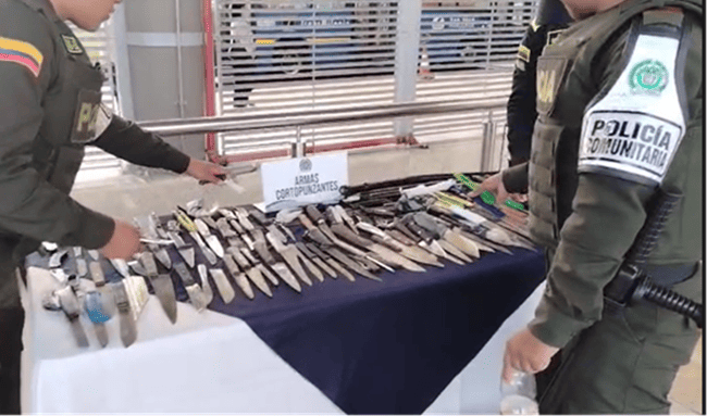 Más de 1.500 armas cortopunzantes han sido incautadas en el Portal de Suba durante 2026
