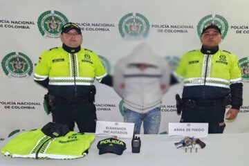 Capturan a hombre que se movilizaba armado y con chaqueta de Policía en Puente Aranda