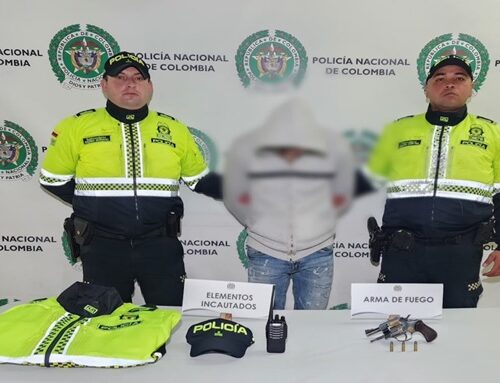 Capturan a hombre que se movilizaba armado y con chaqueta de Policía en Puente Aranda