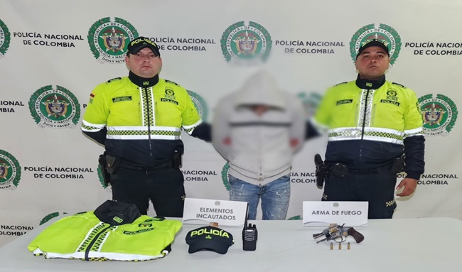 Capturan a hombre que se movilizaba armado y con chaqueta de Policía en Puente Aranda