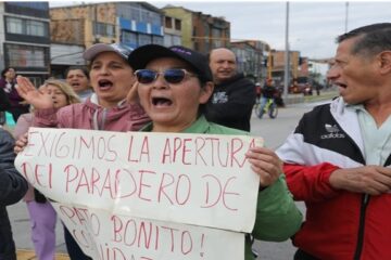 Manifestantes bloquean la avenida Ciudad de Cali para exigir reapertura de Patio Bonito