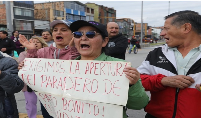 Manifestantes bloquean la avenida Ciudad de Cali para exigir reapertura de Patio Bonito