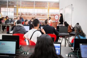 Jóvenes de Bogotá podrán estudiar gratis y recibir apoyo económico durante su formación