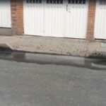 ¿Por qué nadie la arregla? Fuga de agua lleva más de 15 días en Bilbao, Suba