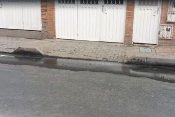 ¿Por qué nadie la arregla? Fuga de agua lleva más de 15 días en Bilbao, Suba
